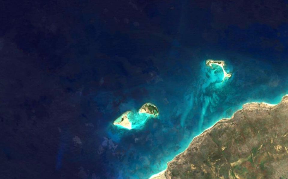 Satellite image of Cayo Herradura and Los Tortuguillos, north-west of La Tortuga